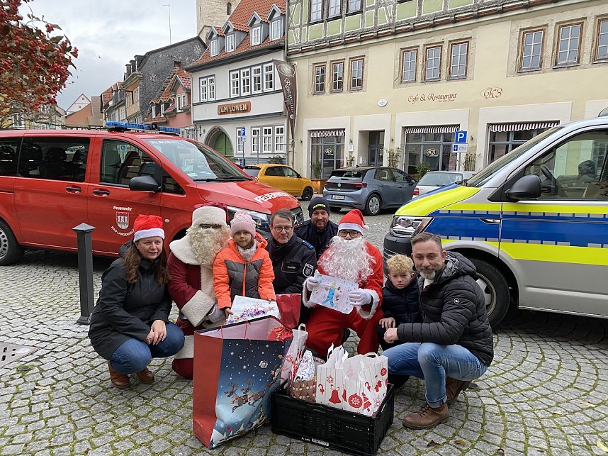 Verteilung der Geschenke aus der Wunschbaumaktion