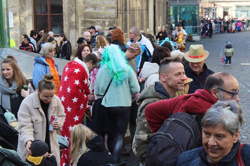 Fr&ouml;hliche Menschen feierten bei strahlendem Sonnenschein den Karnevalsumzug durch Bad Langensalza