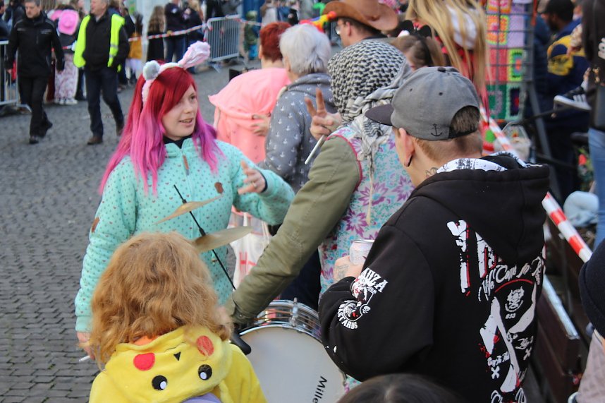 Fr&ouml;hliche Menschen feierten bei strahlendem Sonnenschein den Karnevalsumzug durch Bad Langensalza