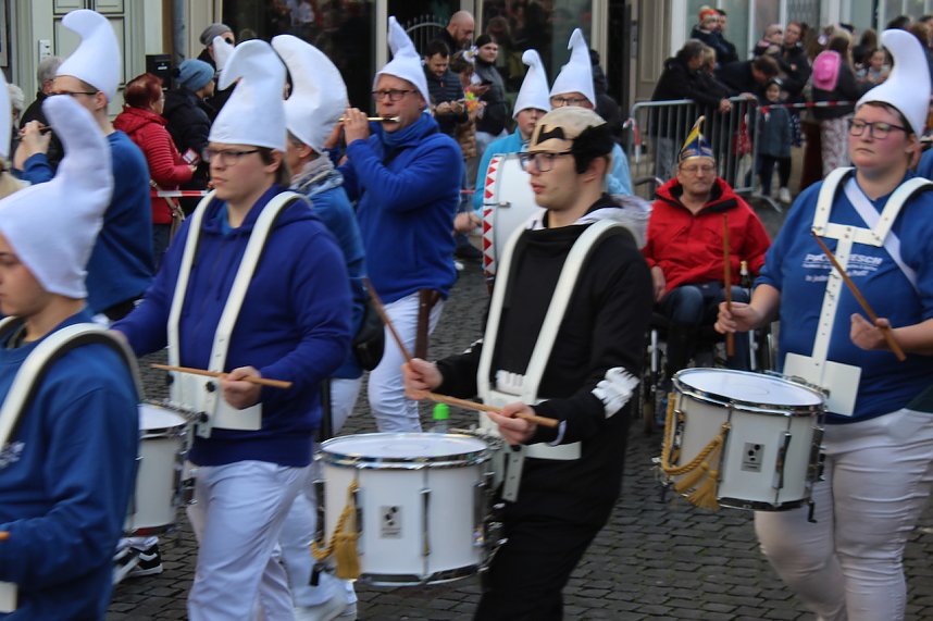 Fr&ouml;hliche Menschen feierten bei strahlendem Sonnenschein den Karnevalsumzug durch Bad Langensalza