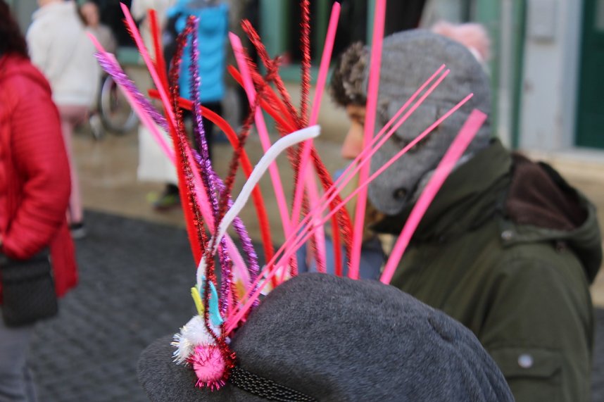 Fr&ouml;hliche Menschen feierten bei strahlendem Sonnenschein den Karnevalsumzug durch Bad Langensalza