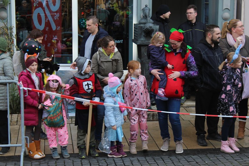 Fr&ouml;hliche Menschen feierten bei strahlendem Sonnenschein den Karnevalsumzug durch Bad Langensalza