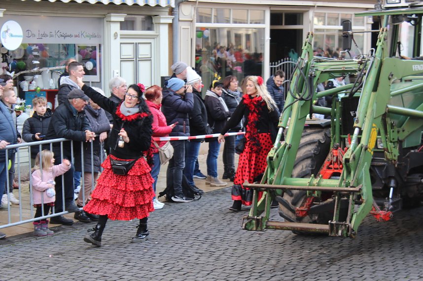 Fr&ouml;hliche Menschen feierten bei strahlendem Sonnenschein den Karnevalsumzug durch Bad Langensalza