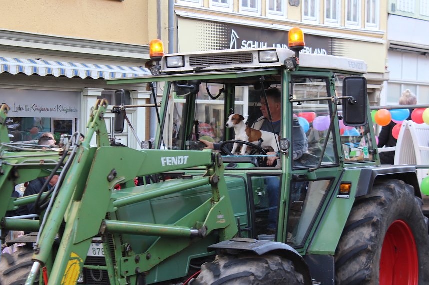 Fr&ouml;hliche Menschen feierten bei strahlendem Sonnenschein den Karnevalsumzug durch Bad Langensalza