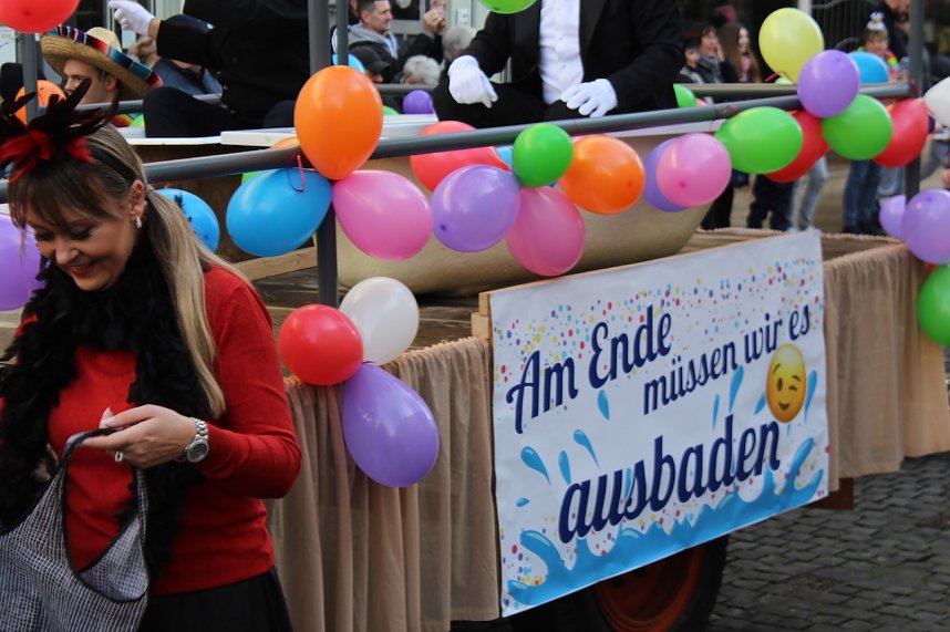 Fr&ouml;hliche Menschen feierten bei strahlendem Sonnenschein den Karnevalsumzug durch Bad Langensalza
