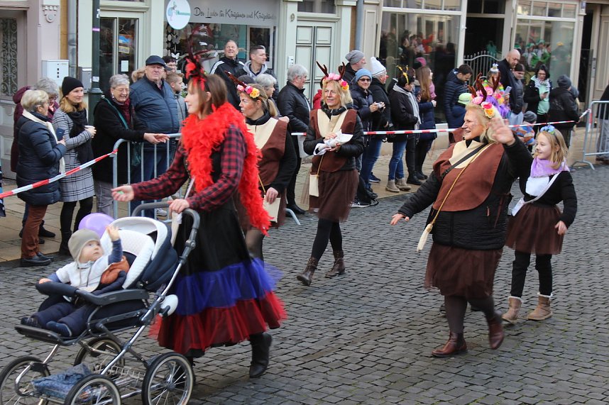 Fr&ouml;hliche Menschen feierten bei strahlendem Sonnenschein den Karnevalsumzug durch Bad Langensalza