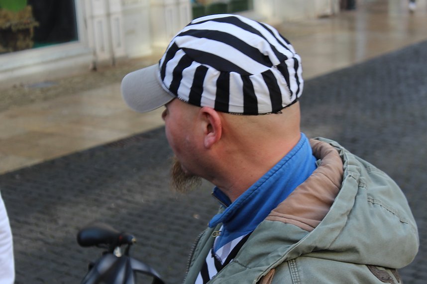 Fr&ouml;hliche Menschen feierten bei strahlendem Sonnenschein den Karnevalsumzug durch Bad Langensalza