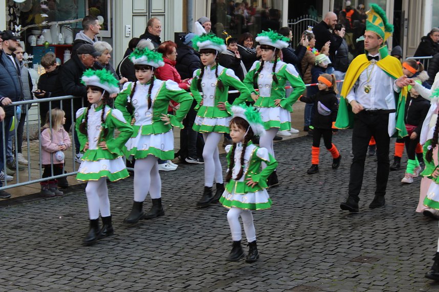 Fr&ouml;hliche Menschen feierten bei strahlendem Sonnenschein den Karnevalsumzug durch Bad Langensalza
