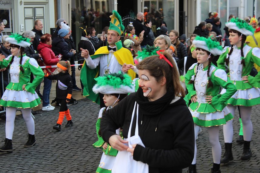 Fr&ouml;hliche Menschen feierten bei strahlendem Sonnenschein den Karnevalsumzug durch Bad Langensalza