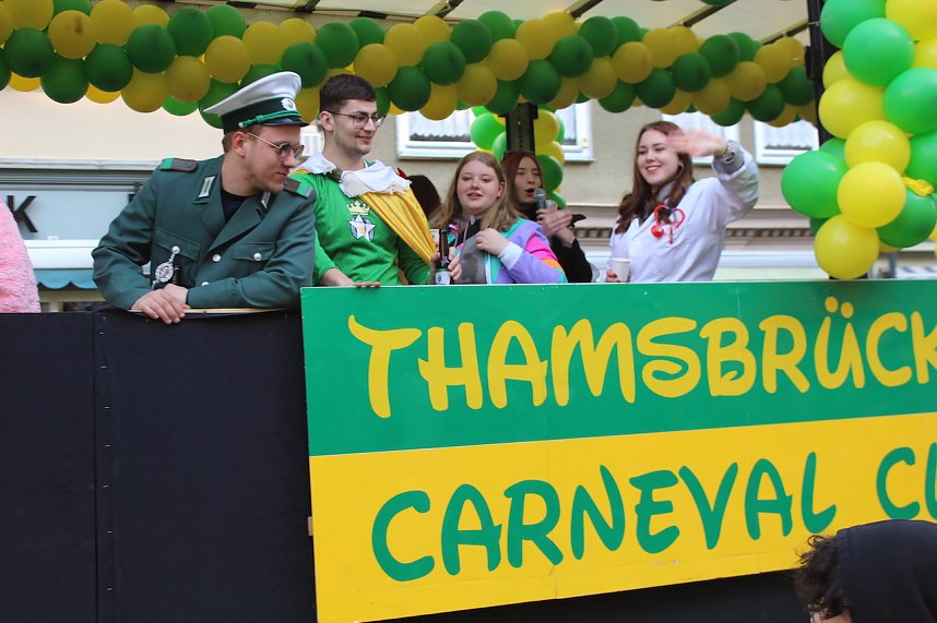 Fr&ouml;hliche Menschen feierten bei strahlendem Sonnenschein den Karnevalsumzug durch Bad Langensalza