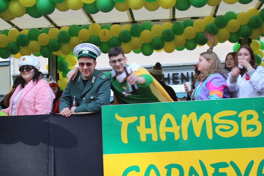 Fr&ouml;hliche Menschen feierten bei strahlendem Sonnenschein den Karnevalsumzug durch Bad Langensalza