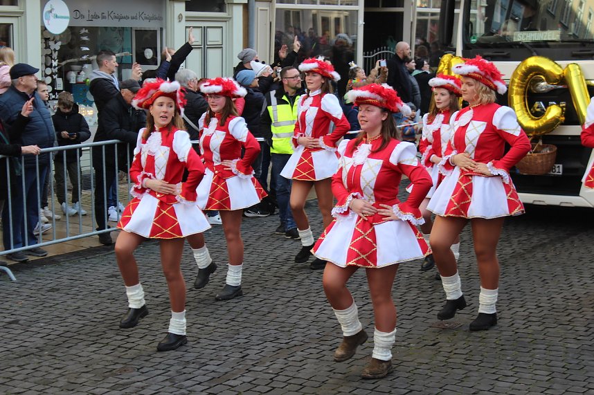 Fr&ouml;hliche Menschen feierten bei strahlendem Sonnenschein den Karnevalsumzug durch Bad Langensalza