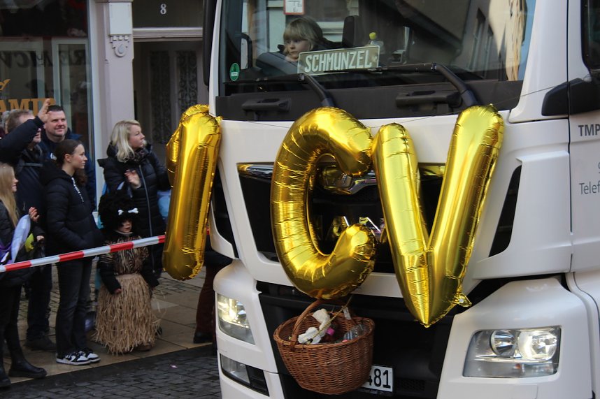 Fr&ouml;hliche Menschen feierten bei strahlendem Sonnenschein den Karnevalsumzug durch Bad Langensalza
