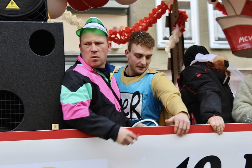 Fr&ouml;hliche Menschen feierten bei strahlendem Sonnenschein den Karnevalsumzug durch Bad Langensalza