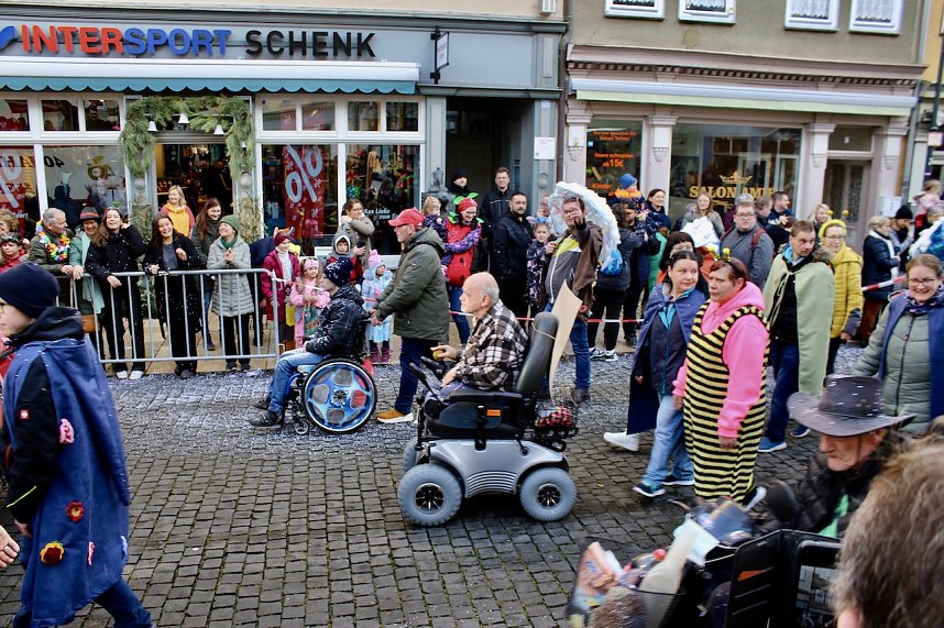 Fr&ouml;hliche Menschen feierten bei strahlendem Sonnenschein den Karnevalsumzug durch Bad Langensalza