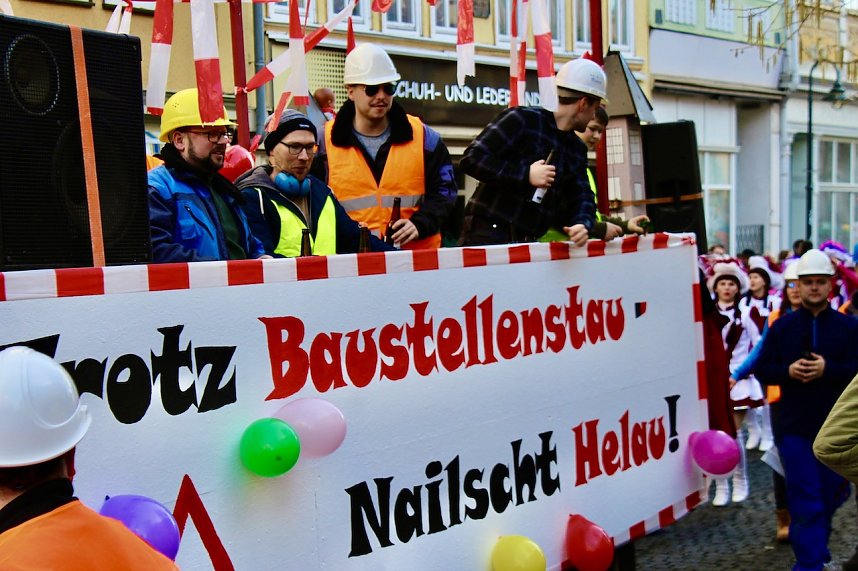 Fr&ouml;hliche Menschen feierten bei strahlendem Sonnenschein den Karnevalsumzug durch Bad Langensalza