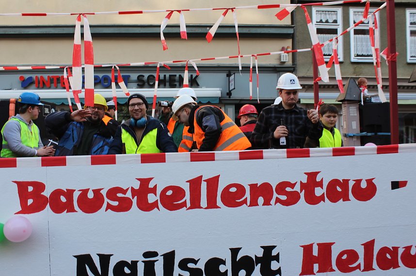 Fr&ouml;hliche Menschen feierten bei strahlendem Sonnenschein den Karnevalsumzug durch Bad Langensalza