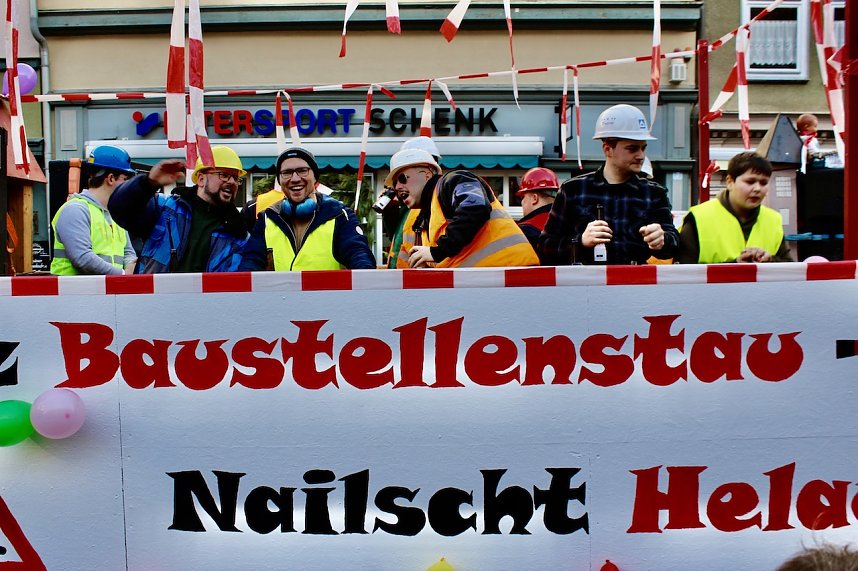 Fr&ouml;hliche Menschen feierten bei strahlendem Sonnenschein den Karnevalsumzug durch Bad Langensalza