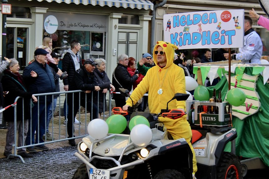 Fr&ouml;hliche Menschen feierten bei strahlendem Sonnenschein den Karnevalsumzug durch Bad Langensalza