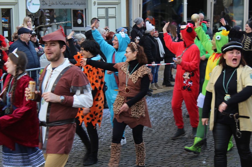 Fr&ouml;hliche Menschen feierten bei strahlendem Sonnenschein den Karnevalsumzug durch Bad Langensalza
