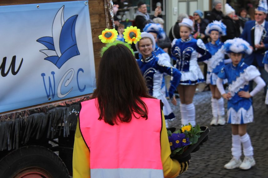 Fr&ouml;hliche Menschen feierten bei strahlendem Sonnenschein den Karnevalsumzug durch Bad Langensalza