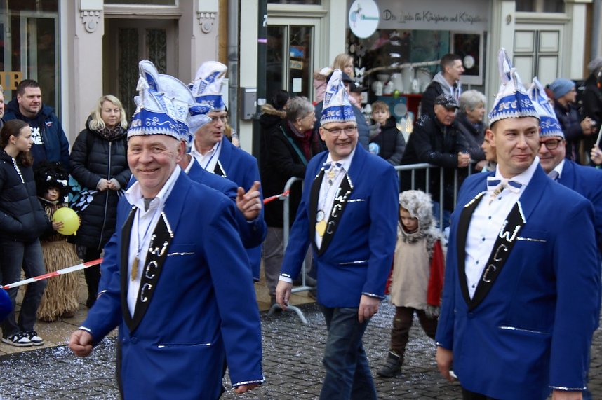 Fr&ouml;hliche Menschen feierten bei strahlendem Sonnenschein den Karnevalsumzug durch Bad Langensalza