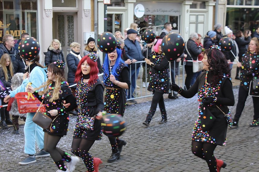 Fr&ouml;hliche Menschen feierten bei strahlendem Sonnenschein den Karnevalsumzug durch Bad Langensalza