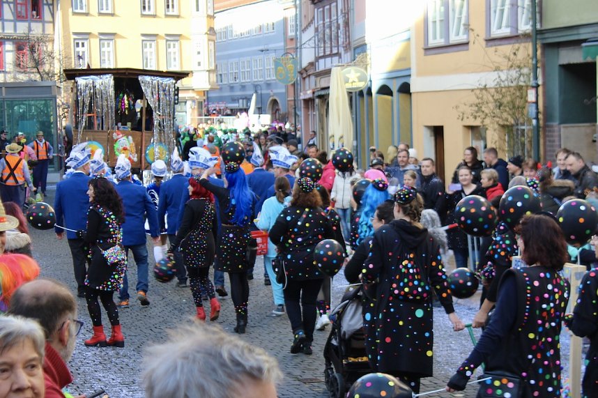 Fr&ouml;hliche Menschen feierten bei strahlendem Sonnenschein den Karnevalsumzug durch Bad Langensalza