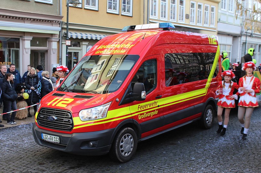 Fr&ouml;hliche Menschen feierten bei strahlendem Sonnenschein den Karnevalsumzug durch Bad Langensalza