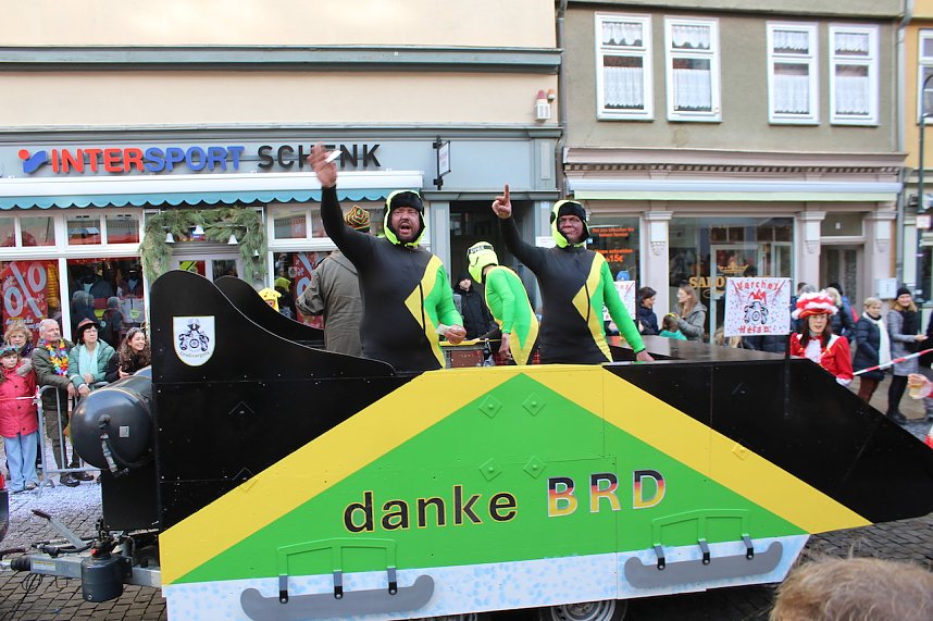 Fr&ouml;hliche Menschen feierten bei strahlendem Sonnenschein den Karnevalsumzug durch Bad Langensalza
