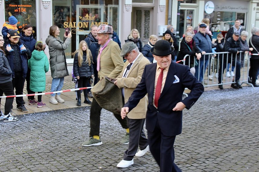 Fr&ouml;hliche Menschen feierten bei strahlendem Sonnenschein den Karnevalsumzug durch Bad Langensalza