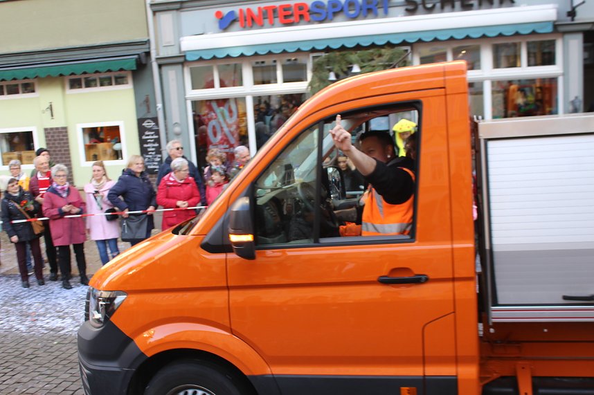 Fr&ouml;hliche Menschen feierten bei strahlendem Sonnenschein den Karnevalsumzug durch Bad Langensalza