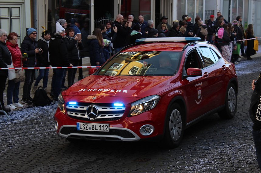 Fr&ouml;hliche Menschen feierten bei strahlendem Sonnenschein den Karnevalsumzug durch Bad Langensalza