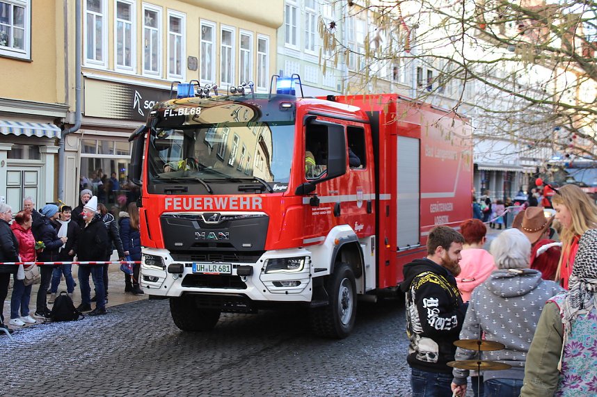 Fr&ouml;hliche Menschen feierten bei strahlendem Sonnenschein den Karnevalsumzug durch Bad Langensalza