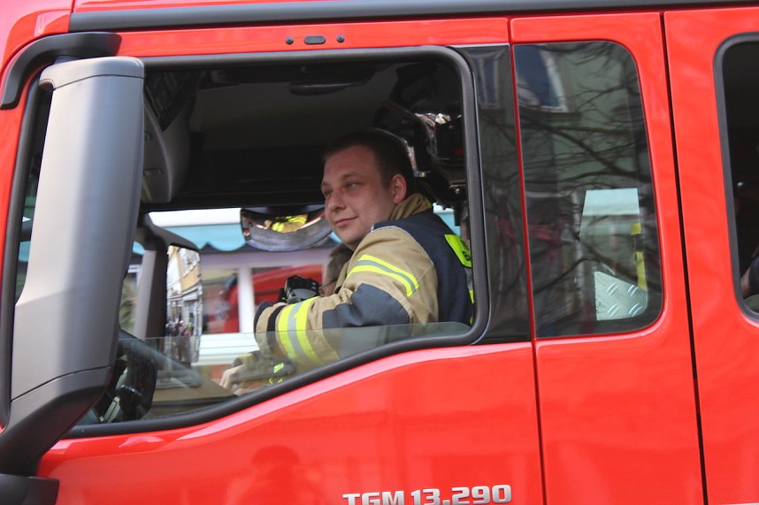 Fr&ouml;hliche Menschen feierten bei strahlendem Sonnenschein den Karnevalsumzug durch Bad Langensalza
