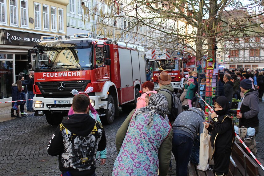 Fr&ouml;hliche Menschen feierten bei strahlendem Sonnenschein den Karnevalsumzug durch Bad Langensalza