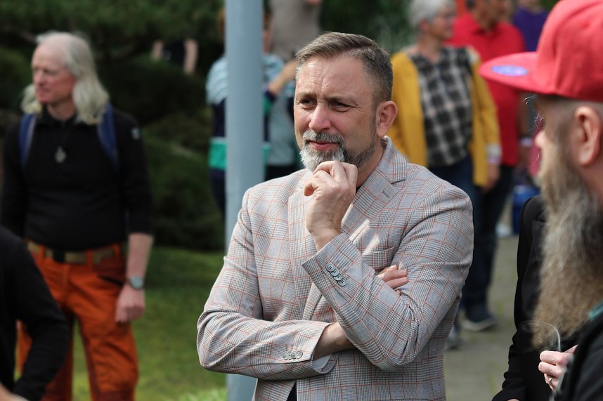 Hanami im Japanischen Garten Bad Langensalza. Der B&uuml;rgermeister der Stadt Matthias Reinz beobachtet das Geschehen