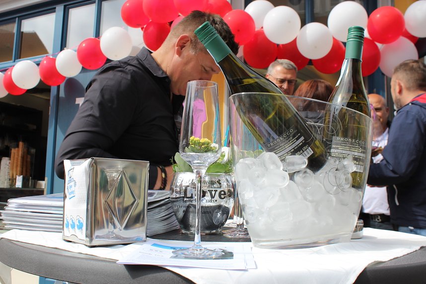 Wiederer&ouml;ffnung des Eiscaf&eacute;s am Neumarkt