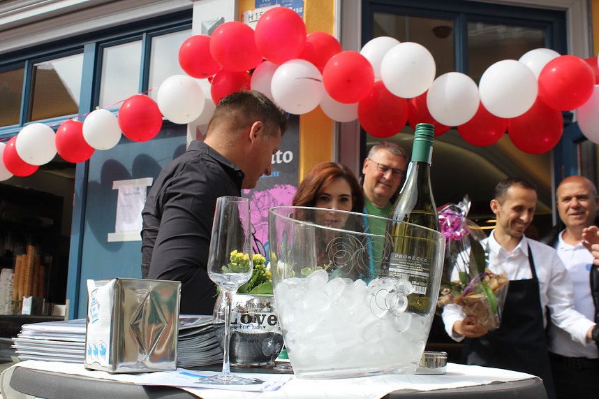 Wiederer&ouml;ffnung des Eiscaf&eacute;s am Neumarkt