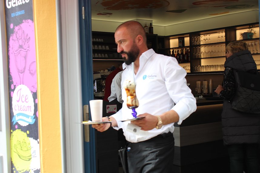 Wiederer&ouml;ffnung des Eiscaf&eacute;s am Neumarkt