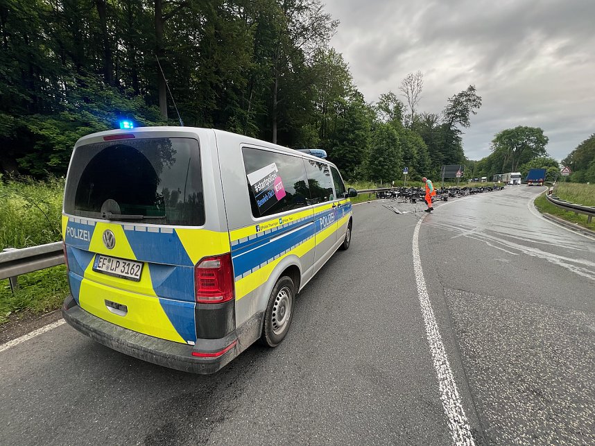 F&uuml;r immer verloren: ein Lkw verlor am morgen eine Ladung Bier auf der Bundesstra&szlig;e