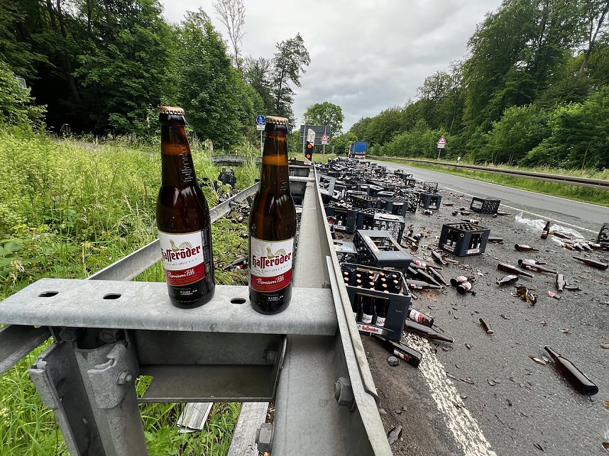 F&uuml;r immer verloren: ein Lkw verlor am morgen eine Ladung Bier auf der Bundesstra&szlig;e