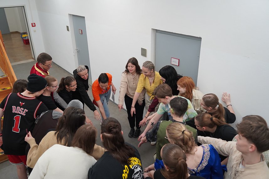 "Time and Time again" gespielt von Sch&uuml;lerinnen und Sch&uuml;lern des Salza Gymnasiums und der Grundschule Sonnenhof