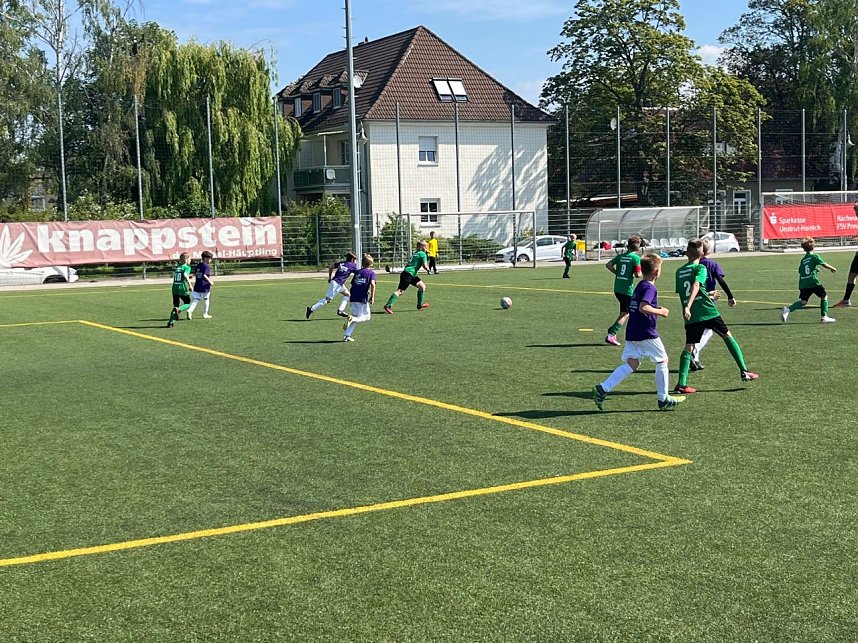 Kleine Kicker ganz gro&szlig; - in Bad Langensalza ma&szlig;en sich die Fu&szlig;ballmannschaften der Grundschulen