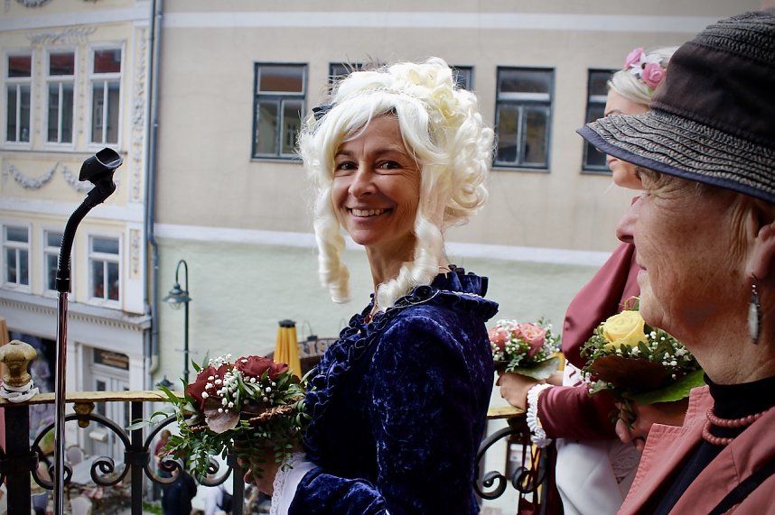 Auftakt zum Brunnenfest in Bad Langensalza mit vielen bunt geschm&uuml;ckten Kindern am Rathausbrunnen
