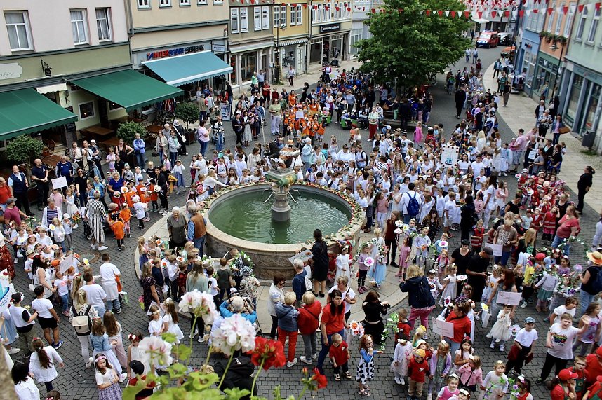 Auftakt zum Brunnenfest in Bad Langensalza mit vielen bunt geschm&uuml;ckten Kindern am Rathausbrunnen