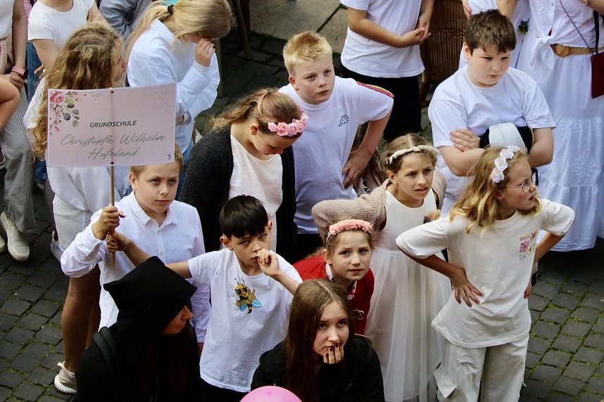 Auftakt zum Brunnenfest in Bad Langensalza mit vielen bunt geschm&uuml;ckten Kindern am Rathausbrunnen