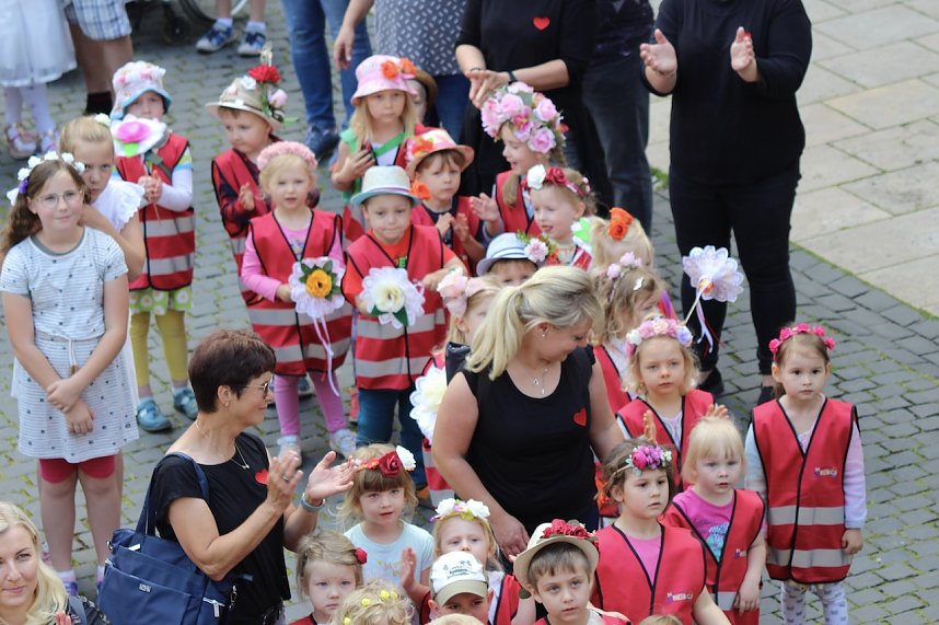 Auftakt zum Brunnenfest in Bad Langensalza mit vielen bunt geschm&uuml;ckten Kindern am Rathausbrunnen