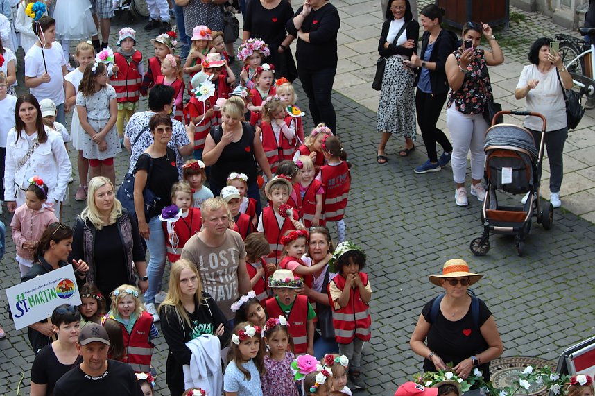 Auftakt zum Brunnenfest in Bad Langensalza mit vielen bunt geschm&uuml;ckten Kindern am Rathausbrunnen
