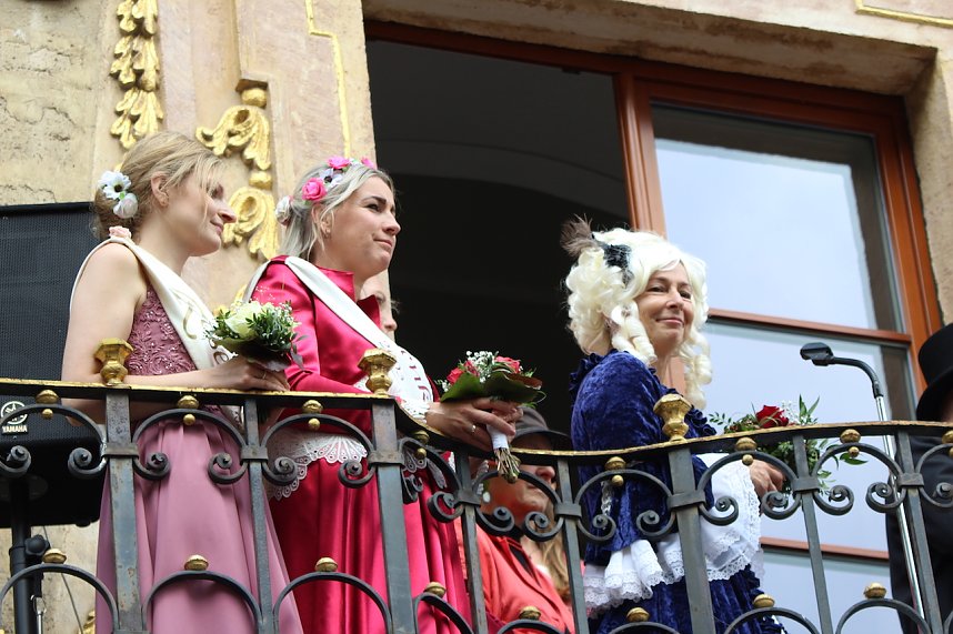Auftakt zum Brunnenfest in Bad Langensalza mit vielen bunt geschm&uuml;ckten Kindern am Rathausbrunnen